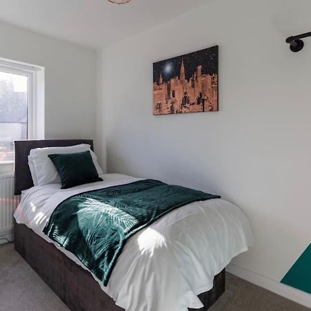 Luxury 3-Bedroom, 2-Bathroom Home Sleeps 7 People Liverpool Exterior photo