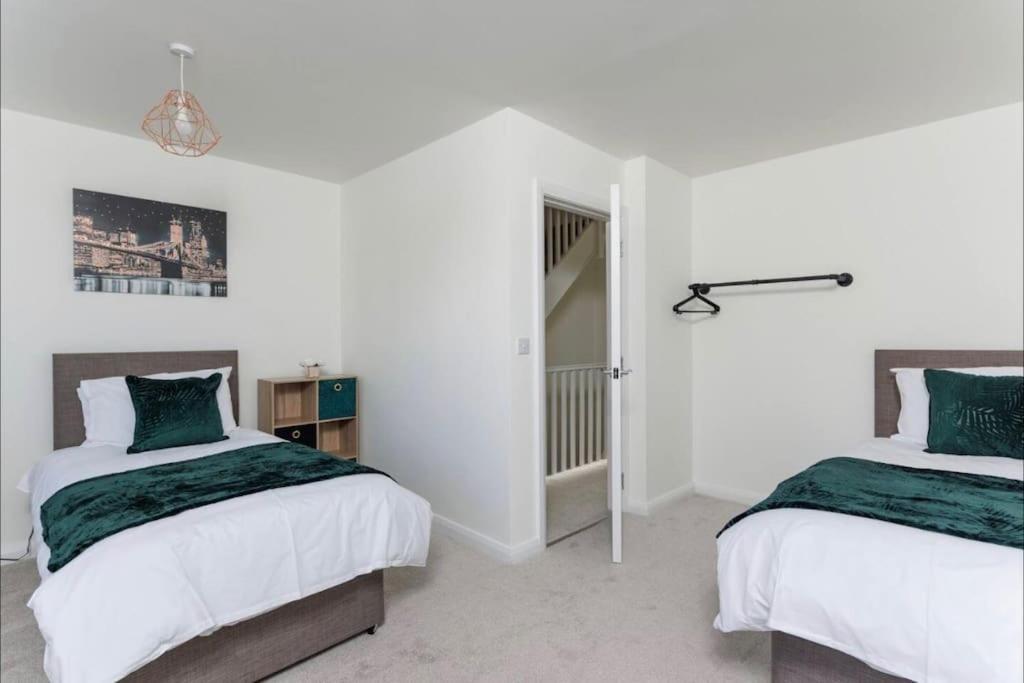 Luxury 3-Bedroom, 2-Bathroom Home Sleeps 7 People Liverpool Exterior photo