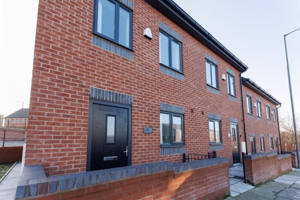Luxury 3-Bedroom, 2-Bathroom Home Sleeps 7 People Liverpool Exterior photo