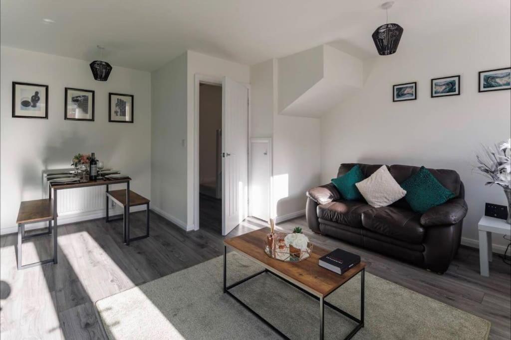 Luxury 3-Bedroom, 2-Bathroom Home Sleeps 7 People Liverpool Exterior photo