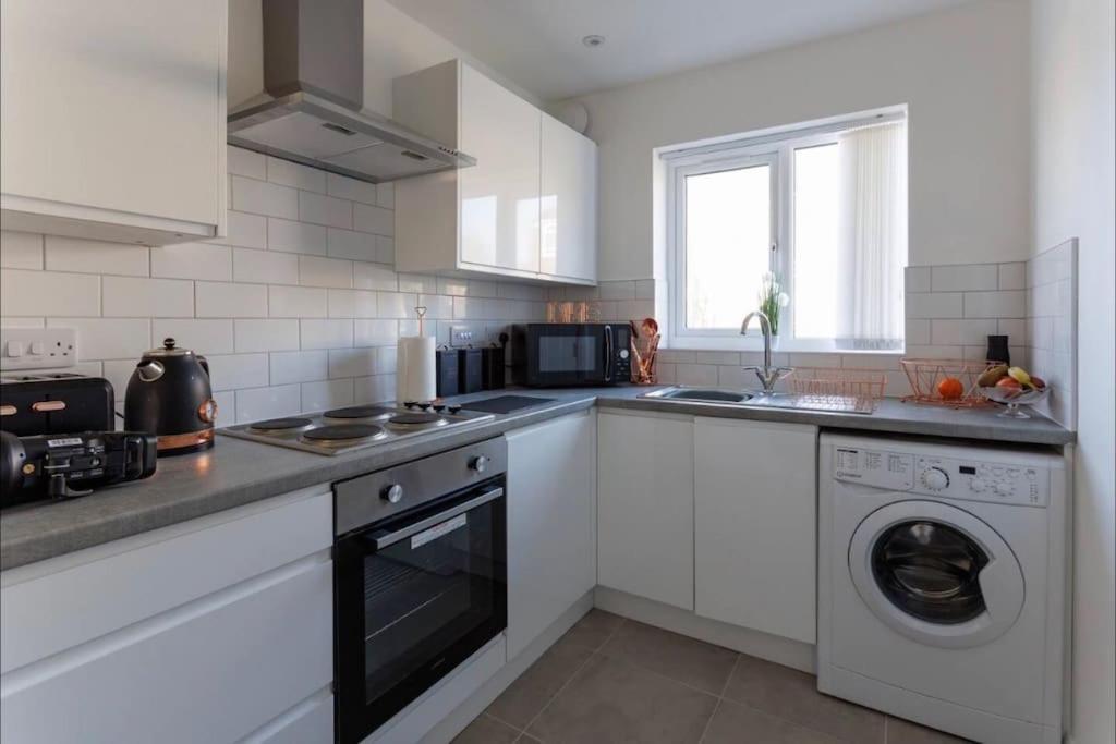 Luxury 3-Bedroom, 2-Bathroom Home Sleeps 7 People Liverpool Exterior photo