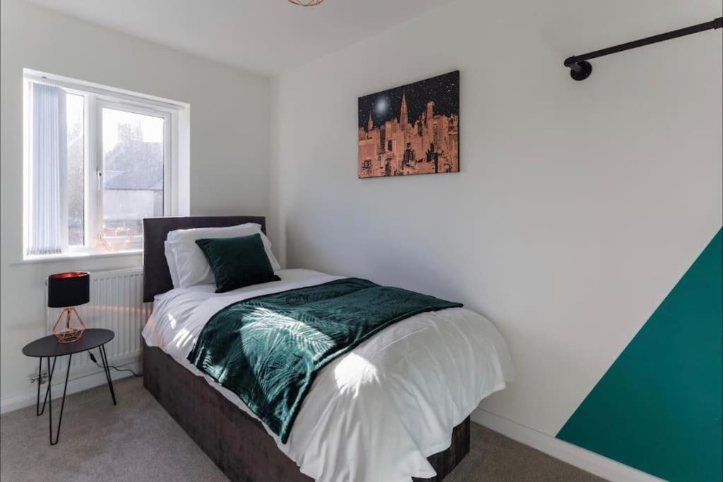 Luxury 3-Bedroom, 2-Bathroom Home Sleeps 7 People Liverpool Exterior photo